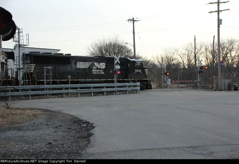 NS 6942 leads 16R over the crossing